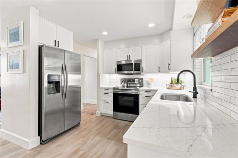 House in Dunedin, Florida 2 bedrooms, 83.98 sq.m. № 2200257 - photo 8