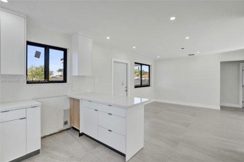 Casa en venta en Miami, Florida, 3 dormitorios, 111.39 m2 № 2006389 - foto 14
