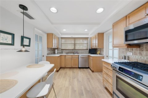 Casa en venta en Bal Harbour, Florida, 5 dormitorios, 291.9 m2 № 2035354 - foto 20