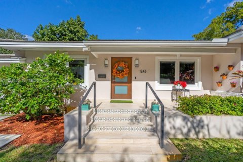 Купить виллу или дом в Корал-Гейблс, Флорида 3 спальни, 136.57м2, № 1991879 - фото 2