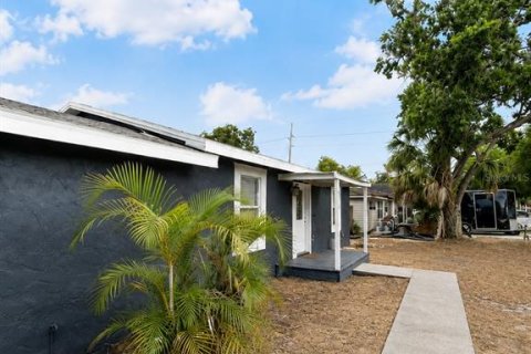 House in Tampa, Florida 3 bedrooms, 100.33 sq.m. № 2221352 - photo 3