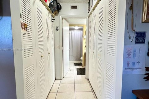 Condo in Hialeah, Florida, 2 bedrooms  № 1865404 - photo 8
