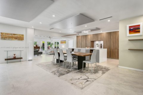House in Coral Gables, Florida 5 bedrooms, 471.48 sq.m. № 1471366 - photo 17