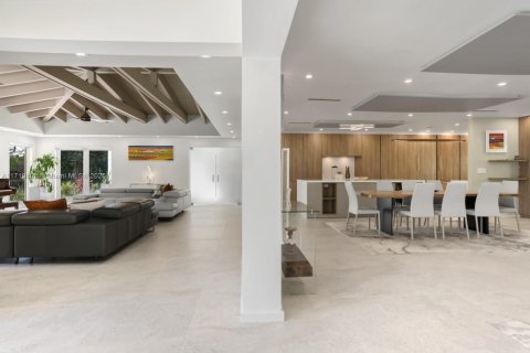 House in Coral Gables, Florida 5 bedrooms, 471.48 sq.m. № 1471366 - photo 10