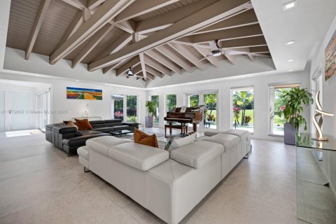 House in Coral Gables, Florida 5 bedrooms, 471.48 sq.m. № 1471366 - photo 12