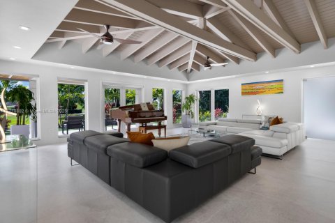 House in Coral Gables, Florida 5 bedrooms, 471.48 sq.m. № 1471366 - photo 11
