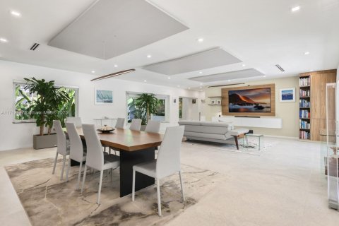 House in Coral Gables, Florida 5 bedrooms, 471.48 sq.m. № 1471366 - photo 18