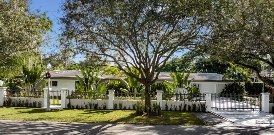House in Coral Gables, Florida 5 bedrooms, 471.48 sq.m. № 1471366