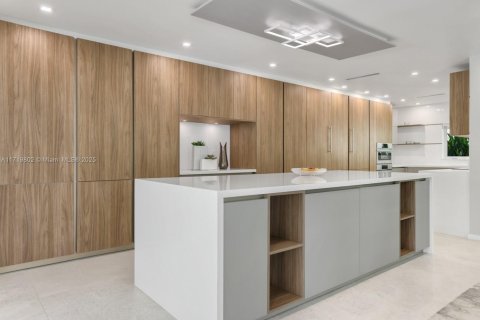 House in Coral Gables, Florida 5 bedrooms, 471.48 sq.m. № 1471366 - photo 13