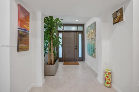 House in Coral Gables, Florida 5 bedrooms, 471.48 sq.m. № 1471366 - photo 9
