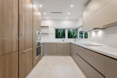 House in Coral Gables, Florida 5 bedrooms, 471.48 sq.m. № 1471366 - photo 15