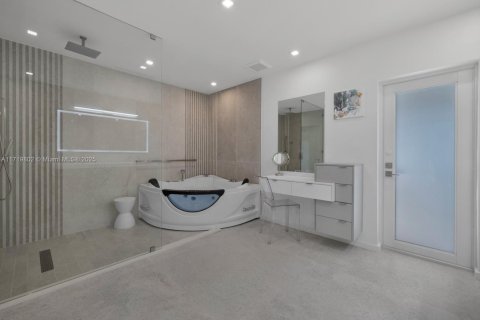 House in Coral Gables, Florida 5 bedrooms, 471.48 sq.m. № 1471366 - photo 24
