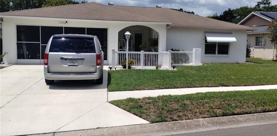 House in Port Richey, Florida 2 bedrooms, 125.14 sq.m. № 2092895