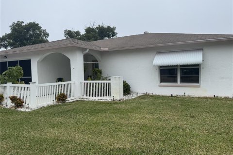 House in Port Richey, Florida 2 bedrooms, 125.14 sq.m. № 2092895 - photo 2