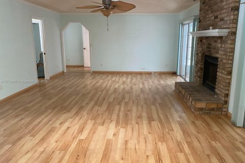 House in DeLand, Florida 3 bedrooms, 206.99 sq.m. № 1738768 - photo 9