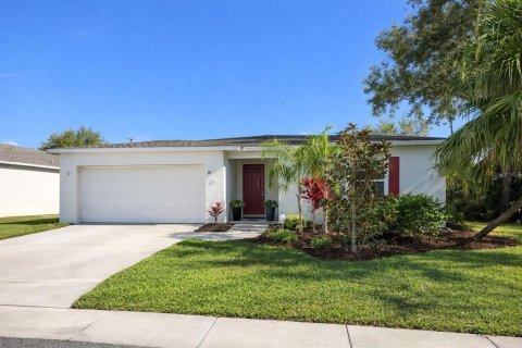 House in Winter Haven, Florida 3 bedrooms, 132.39 sq.m. № 2208290