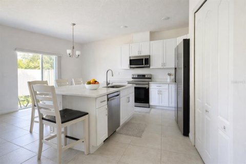 House in Winter Haven, Florida 3 bedrooms, 132.39 sq.m. № 2208290 - photo 3