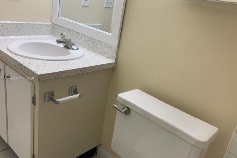 Condo in Coral Springs, Florida, 2 bedrooms  № 1860654 - photo 25