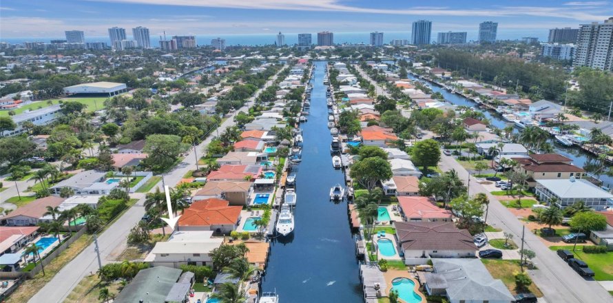 House in Pompano Beach, Florida 3 bedrooms, 174.75 sq.m. № 1182431