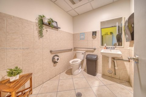 Commercial property in Hollywood, Florida № 2053951 - photo 15