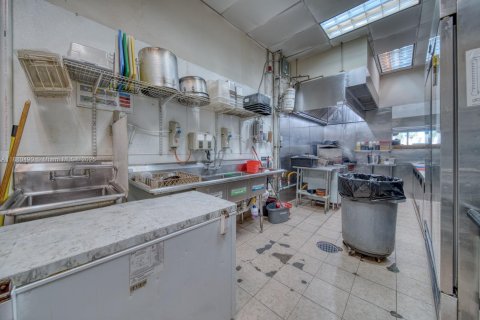 Commercial property in Hollywood, Florida № 2053951 - photo 13