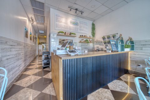 Commercial property in Hollywood, Florida № 2053951 - photo 4