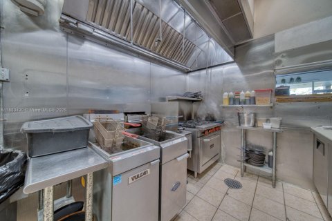 Commercial property in Hollywood, Florida № 2053951 - photo 9