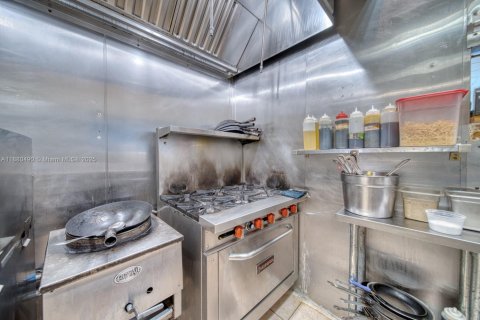 Commercial property in Hollywood, Florida № 2053951 - photo 8