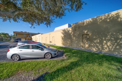 Commercial property in Hollywood, Florida № 2053951 - photo 16