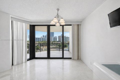 Condo in Aventura, Florida, 2 bedrooms № 2091298 - photo 15