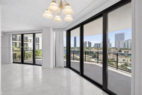 Condo in Aventura, Florida, 2 bedrooms № 2091298 - photo 13