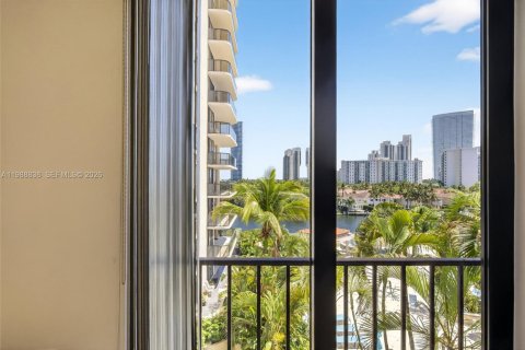 Condo in Aventura, Florida, 2 bedrooms № 2091298 - photo 20