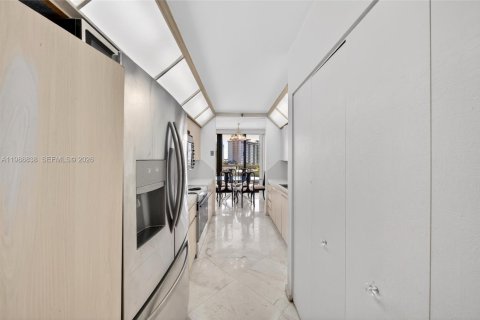 Condo in Aventura, Florida, 2 bedrooms № 2091298 - photo 16
