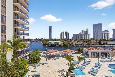 Condo in Aventura, Florida, 2 bedrooms № 2091298 - photo 2