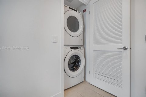 Condo in Miami, Florida, 1 bedroom  № 2181469 - photo 26
