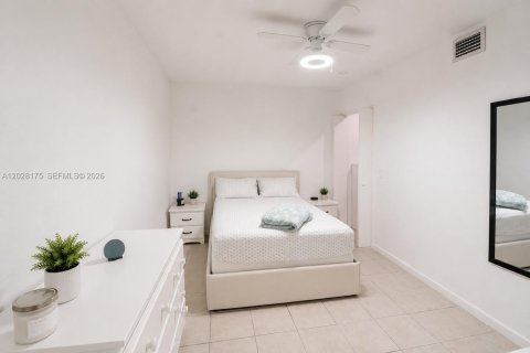 Casa en venta en Miami, Florida, 4 dormitorios, 196.49 m2 № 2084500 - foto 14