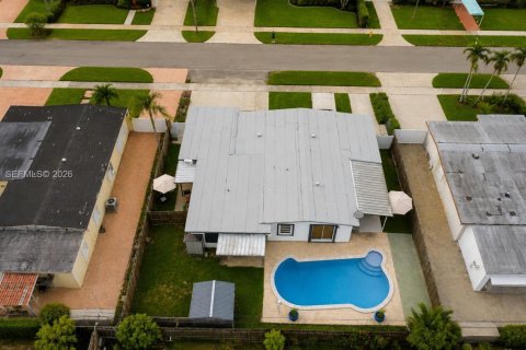 Casa en venta en Miami, Florida, 4 dormitorios, 196.49 m2 № 2084500 - foto 21