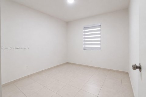 Casa en venta en Miami, Florida, 4 dormitorios, 196.49 m2 № 2084500 - foto 13