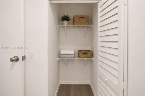 Casa en venta en Miami, Florida, 4 dormitorios, 196.49 m2 № 2084500 - foto 9