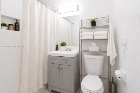 Casa en venta en Miami, Florida, 4 dormitorios, 196.49 m2 № 2084500 - foto 12