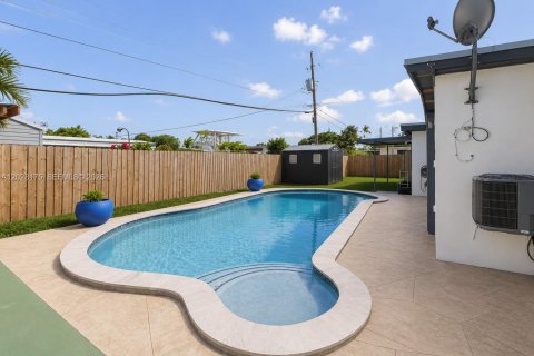 Casa en venta en Miami, Florida, 4 dormitorios, 196.49 m2 № 2084500 - foto 19