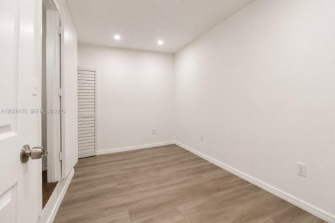 Casa en venta en Miami, Florida, 4 dormitorios, 196.49 m2 № 2084500 - foto 15