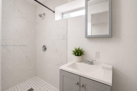 Casa en venta en Miami, Florida, 4 dormitorios, 196.49 m2 № 2084500 - foto 16