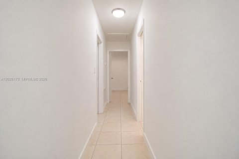 Casa en venta en Miami, Florida, 4 dormitorios, 196.49 m2 № 2084500 - foto 10