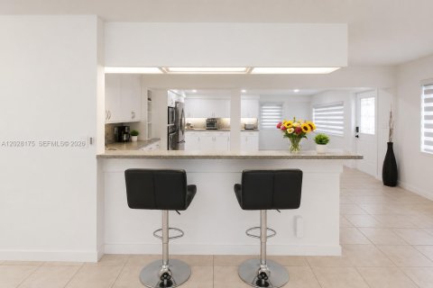 Casa en venta en Miami, Florida, 4 dormitorios, 196.49 m2 № 2084500 - foto 3