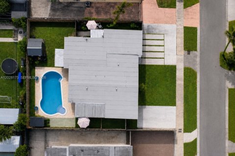 Casa en venta en Miami, Florida, 4 dormitorios, 196.49 m2 № 2084500 - foto 22