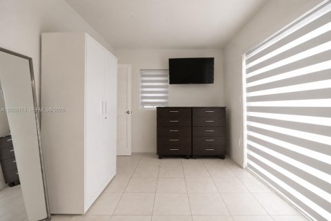 Casa en venta en Miami, Florida, 4 dormitorios, 196.49 m2 № 2084500 - foto 6