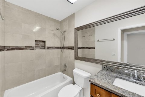 House in Sarasota, Florida 2 bedrooms, 111.85 sq.m. № 2142709 - photo 12