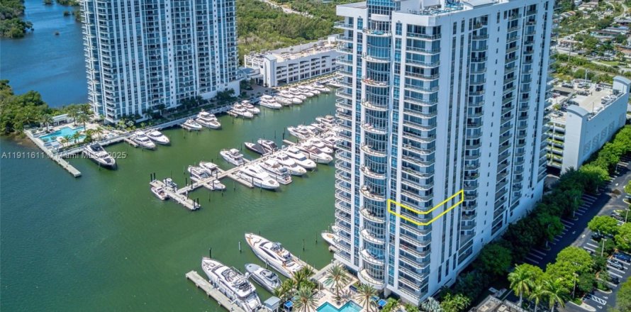 Condominio en North Miami Beach, Florida, 3 dormitorios  № 2013521