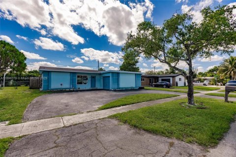 Villa ou maison à vendre à Sunrise, Floride: 2 chambres, 116.78 m2 № 1951128 - photo 1